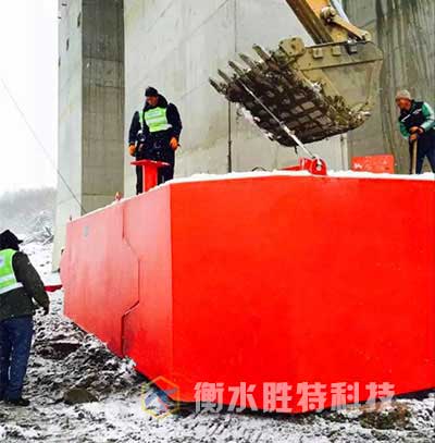 自浮式钢覆复合材料桥梁防撞设施